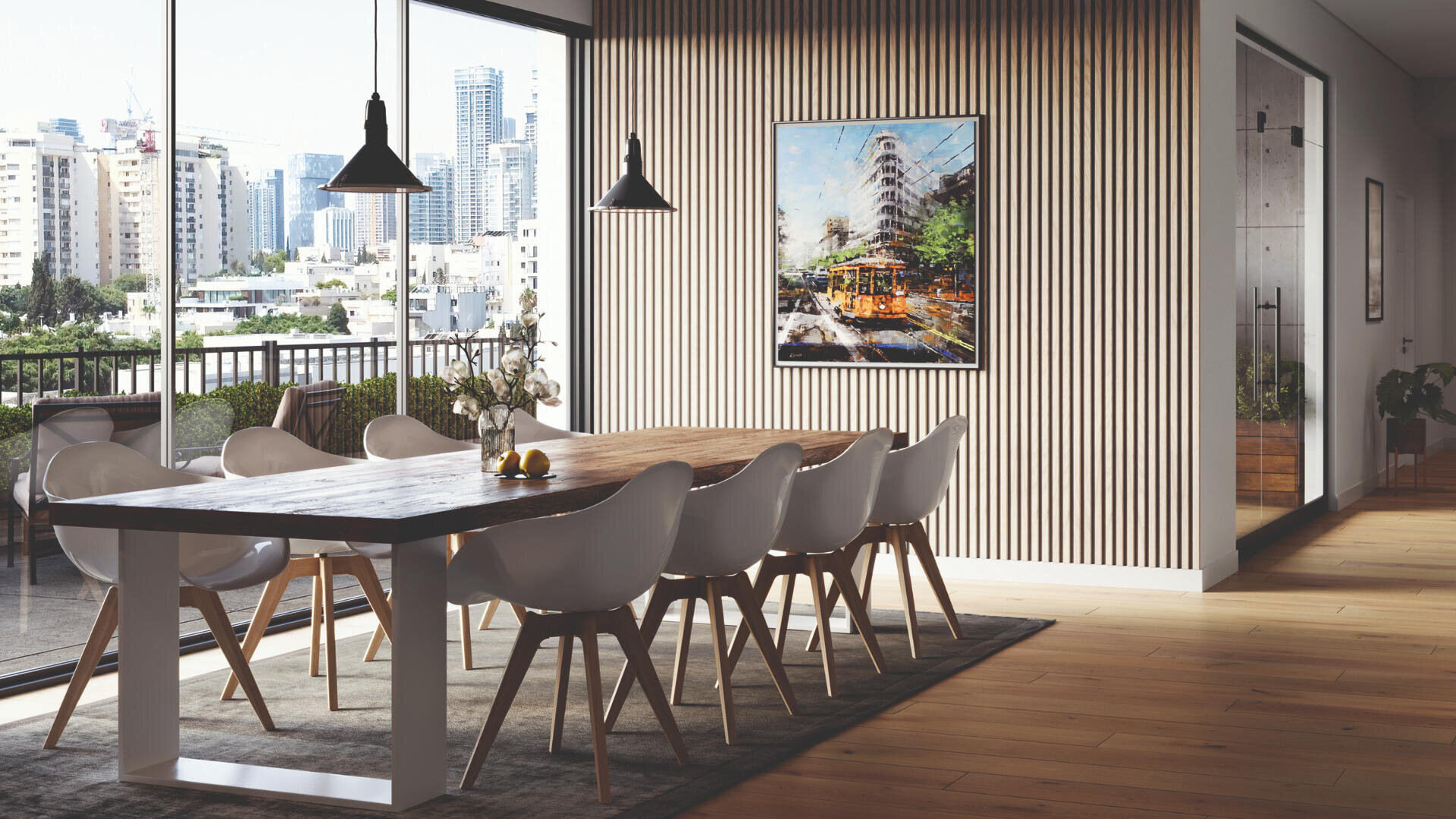 Modernes Esszimmer mit einem großen Holztisch, zehn weißen Stühlen, Pendelleuchten und einem Stadtbild an einer holzgetäfelten Wand. Vom Boden bis zur Decke reichende Fenster bieten einen Blick auf die Stadt und Zugang zu einem Balkon mit Pflanzen.