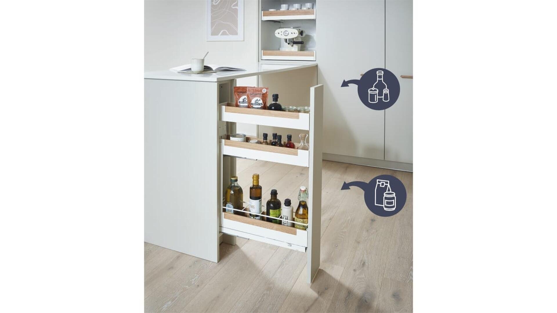 Une cuisine moderne avec un étroit tiroir coulissant contenant des bouteilles et des bocaux sur trois étagères. Les icônes bleues avec des flèches indiquent les zones de stockage suggérées pour les différentes bouteilles et récipients.