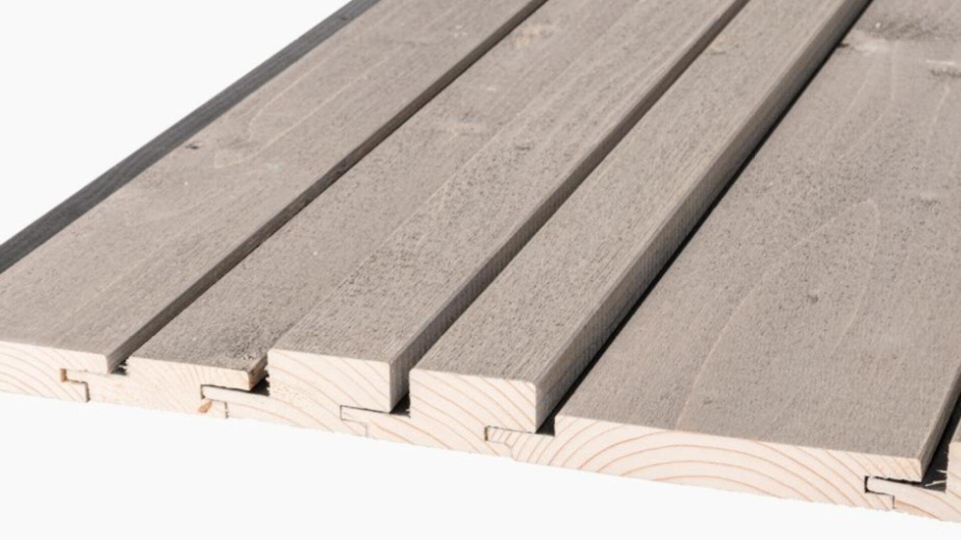 Nahaufnahme von hellgrauen Holzpaneelen mit Rillen, die in einem gestaffelten Muster auf hellem Hintergrund angeordnet sind. In der oberen linken Ecke steht in Fettschrift "Kontrastline Patina 3D".
