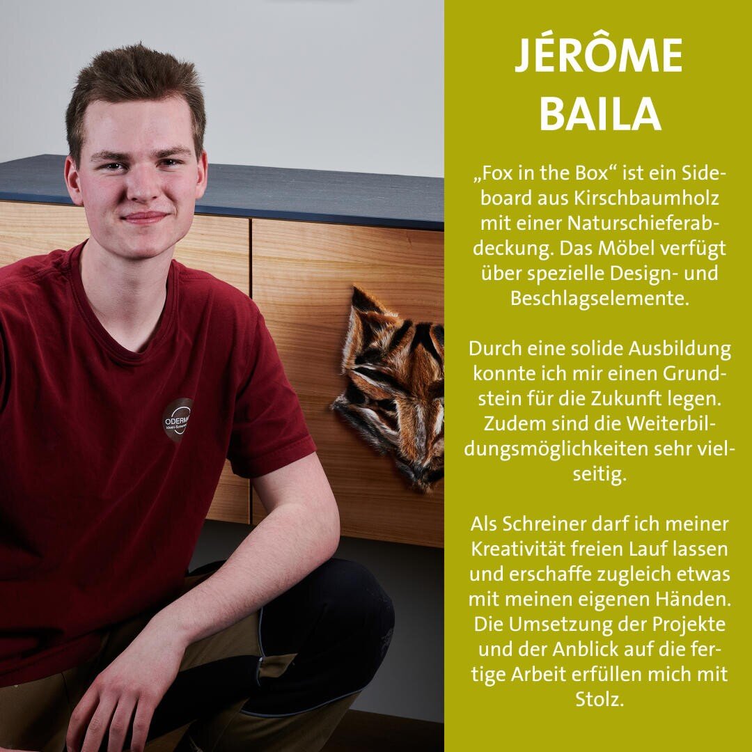 Ein junger Mann in einem roten Hemd sitzt neben einer hölzernen Anrichte, die mit einem tigermarkierten Stoff bespannt ist. Ein deutscher Text stellt Jérôme Baila vor und beschreibt seine Leidenschaft und seinen Stolz auf seine Arbeit als Tischler.