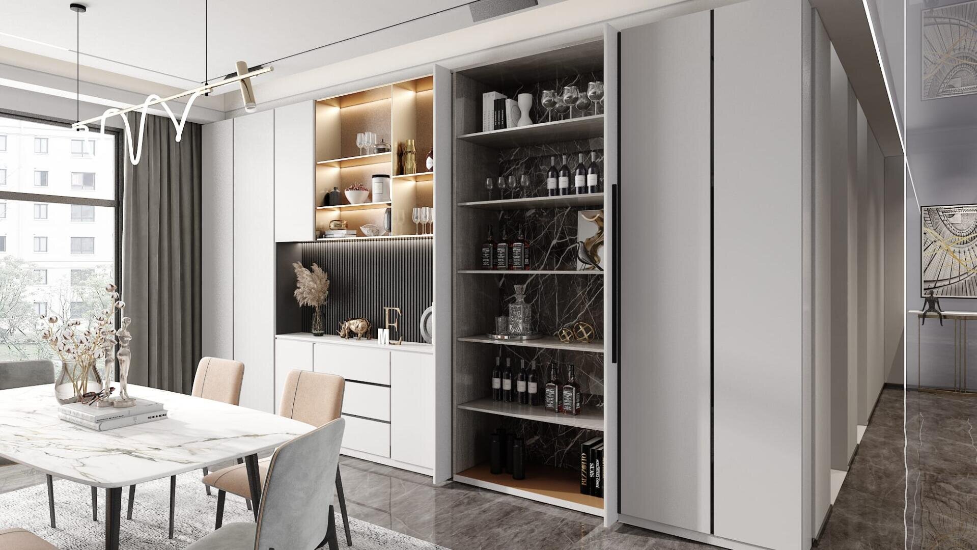 Ein modernes Esszimmer mit einem Marmortisch, beigen Stühlen und einem eingebauten Barschrank, in dem Gläser, Weinflaschen und Dekorationsartikel ausgestellt sind. Große Fenster sorgen für natürliches Licht und einen Blick auf die Gebäude draußen.