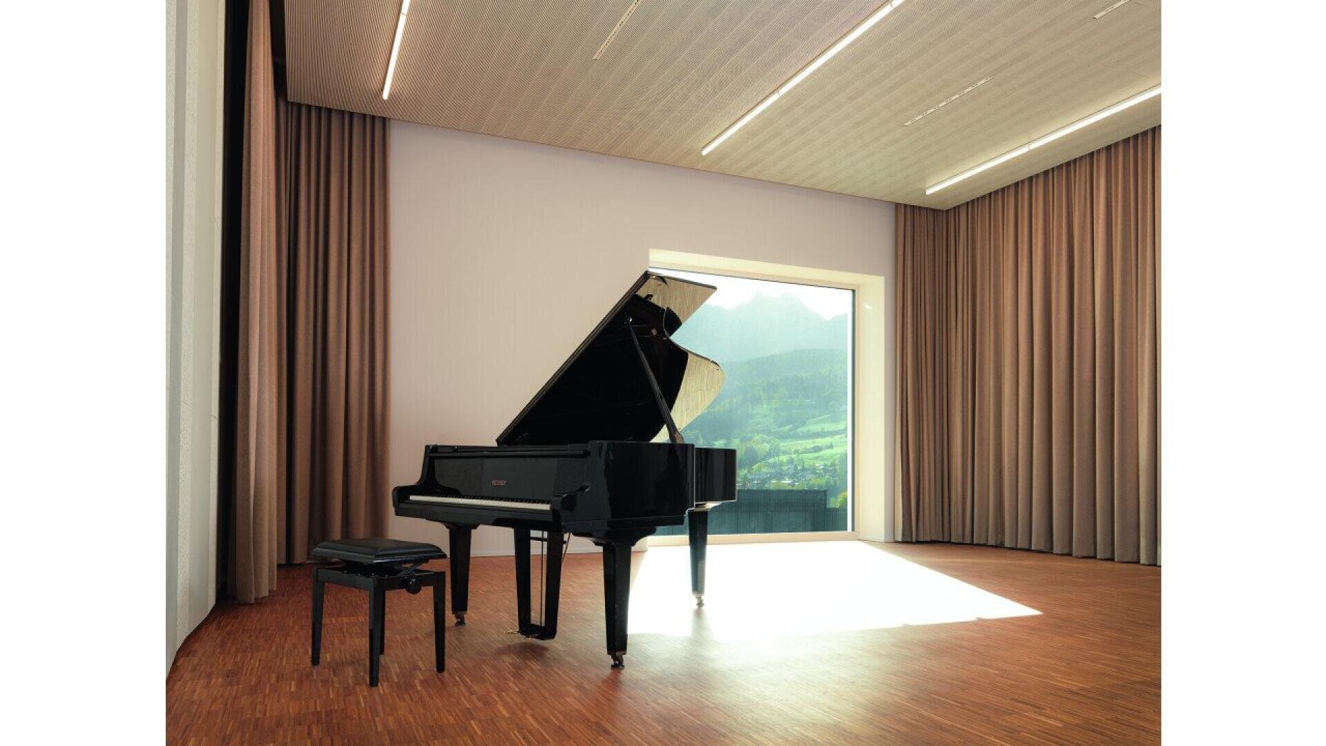Un piano à queue et un tabouret sont posés sur le sol en bois d'une pièce moderne et spacieuse, dotée de grands rideaux et d'une grande fenêtre donnant sur un paysage montagneux pittoresque.