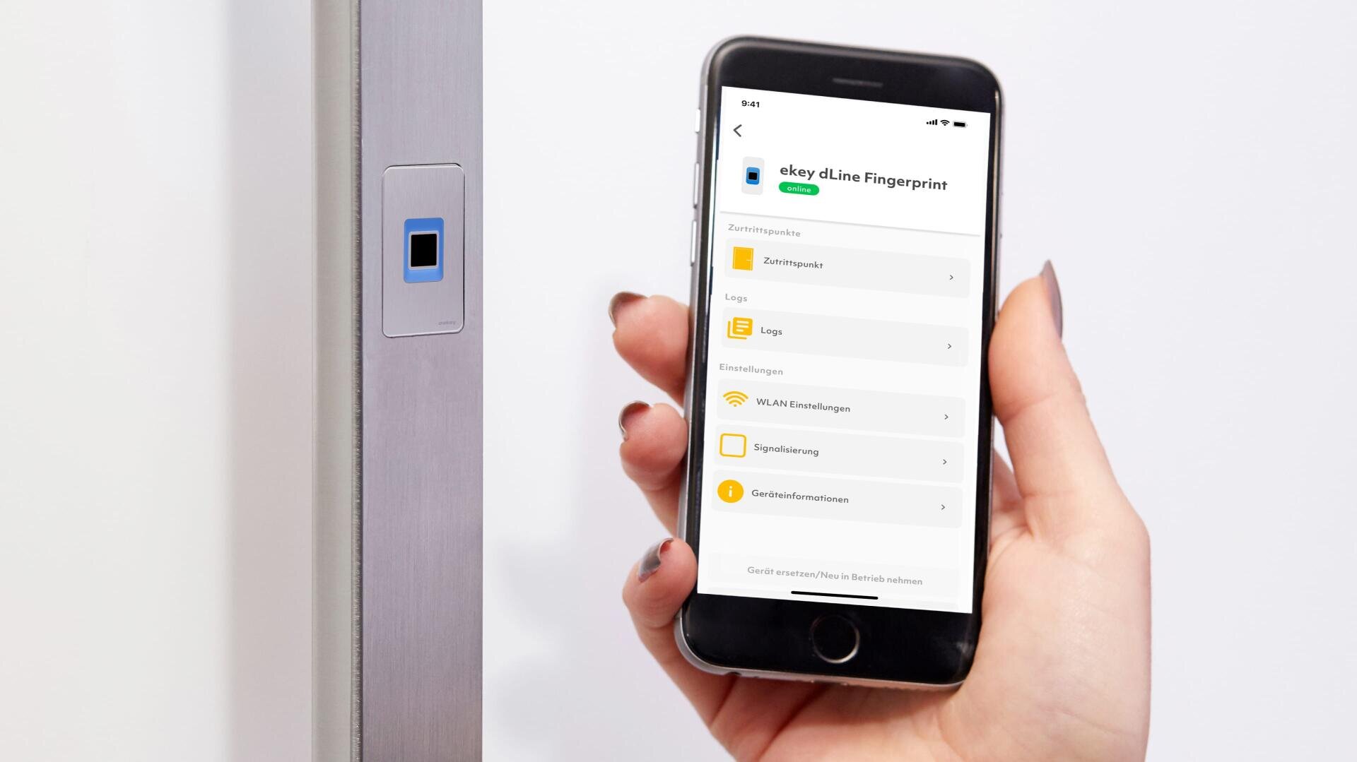 Une personne tient un smartphone affichant l'interface d'une application de serrure intelligente à côté d'une porte dotée d'un lecteur d'empreintes digitales, suggérant un accès à distance et la gestion des paramètres de la serrure.