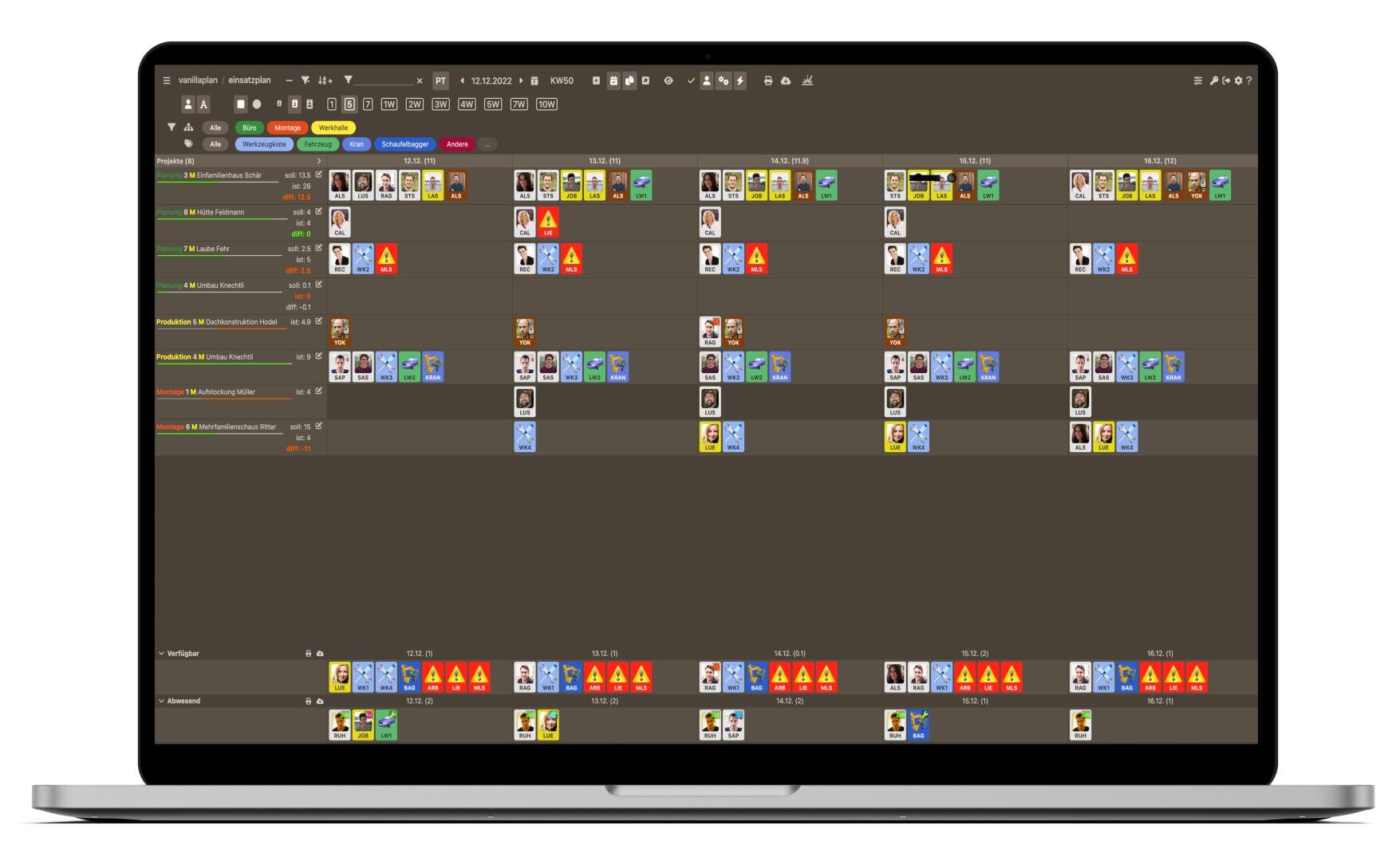 Ein Laptop, der eine Planungs- oder Projektmanagementsoftware mit einer dunklen Oberfläche anzeigt, die Zeilen und Spalten mit bunten Blöcken, kleinen Symbolen und Profilfotos gefüllt hat, die verschiedene Aufgaben und Zuweisungen anzeigen.