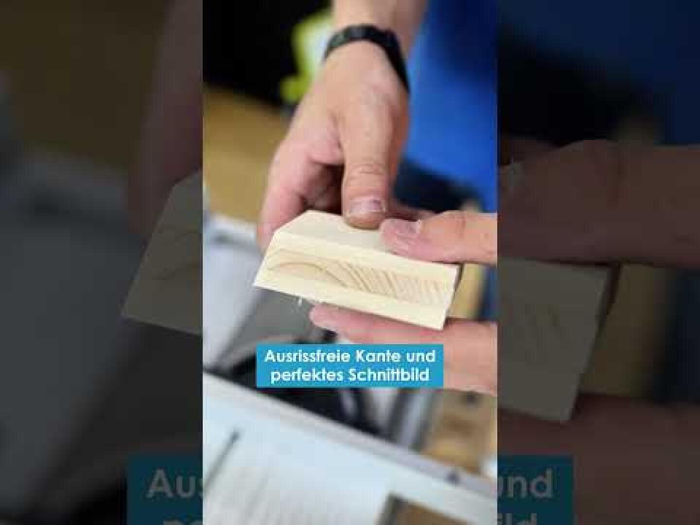 Eine Person hält ein kleines Stück Holz mit glatten, sauberen Kanten in der Hand. Auf dem Bild ist eine deutsche Bildunterschrift zu sehen, die lautet: „Ausrissfreie Kante und perfektes Schnittbild“.