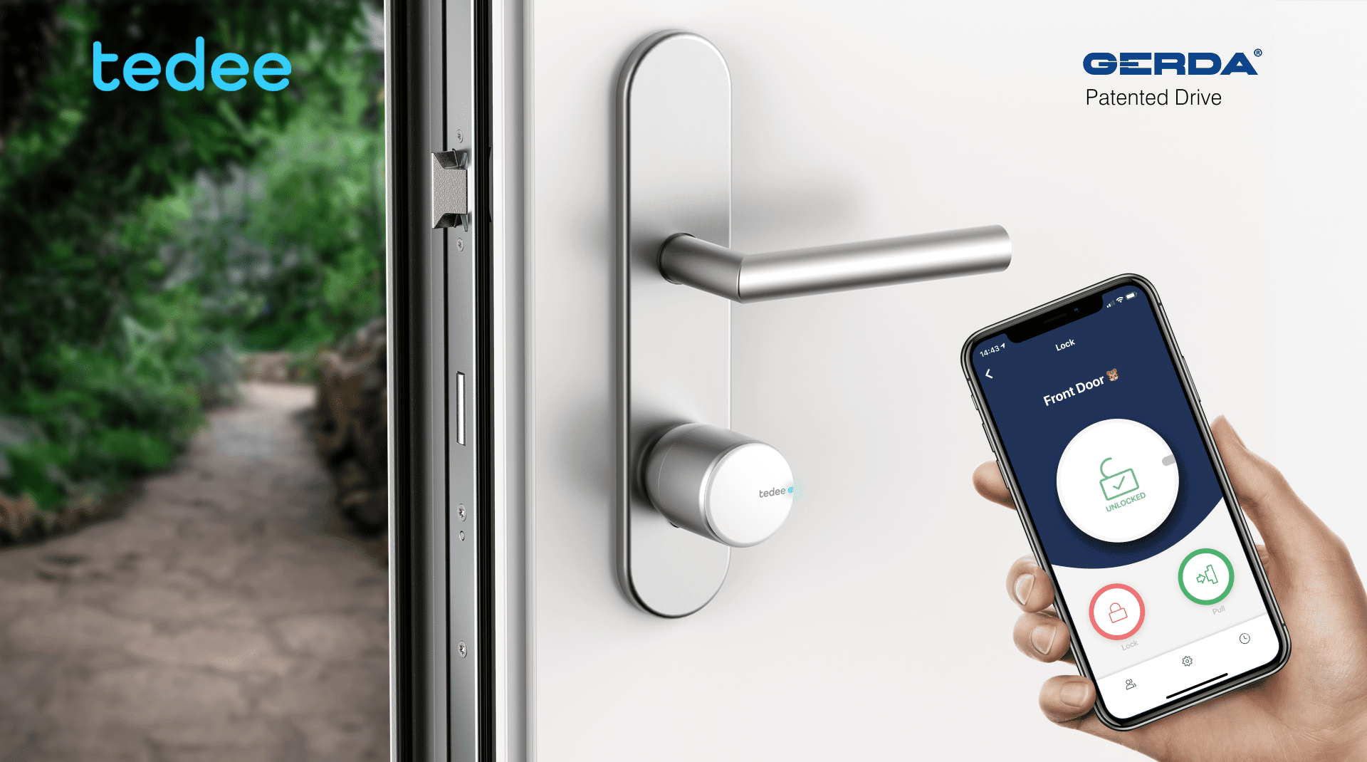 Eine Person hält ein Smartphone mit einer App für intelligente Schlösser in der Nähe einer modernen Tür, die mit einem intelligenten Schloss von Tedee ausgestattet ist, während draußen ein Gartenweg zu sehen ist. Die Logos von Tedee und Gerda Patented Drive sind zu sehen.