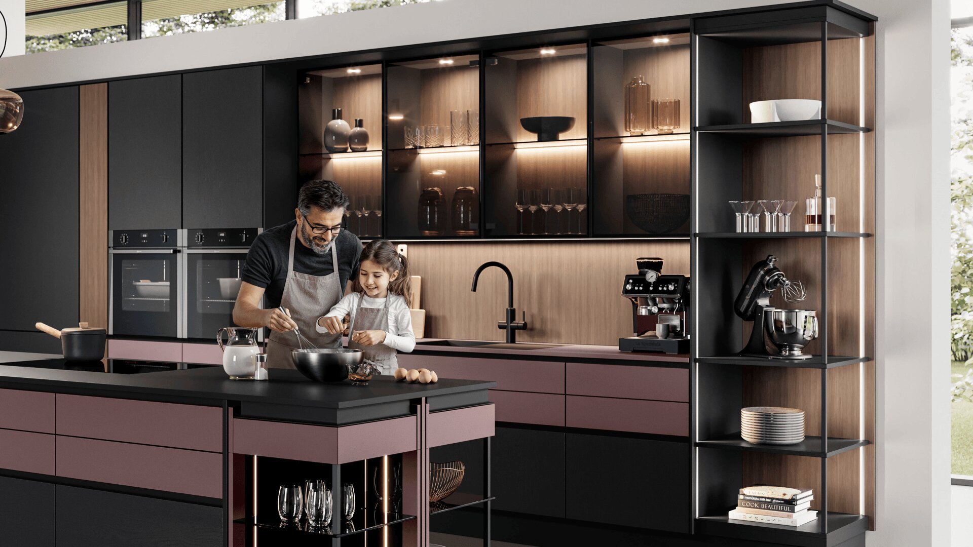 Ein Mann und ein junges Mädchen backen zusammen in einer modernen Küche mit dunklen Schränken, offenen Regalen, Glaswaren und Einbaugeräten. Das Mädchen lächelt, während es mit Hilfe des Mannes Zutaten in einer Schüssel vermischt.