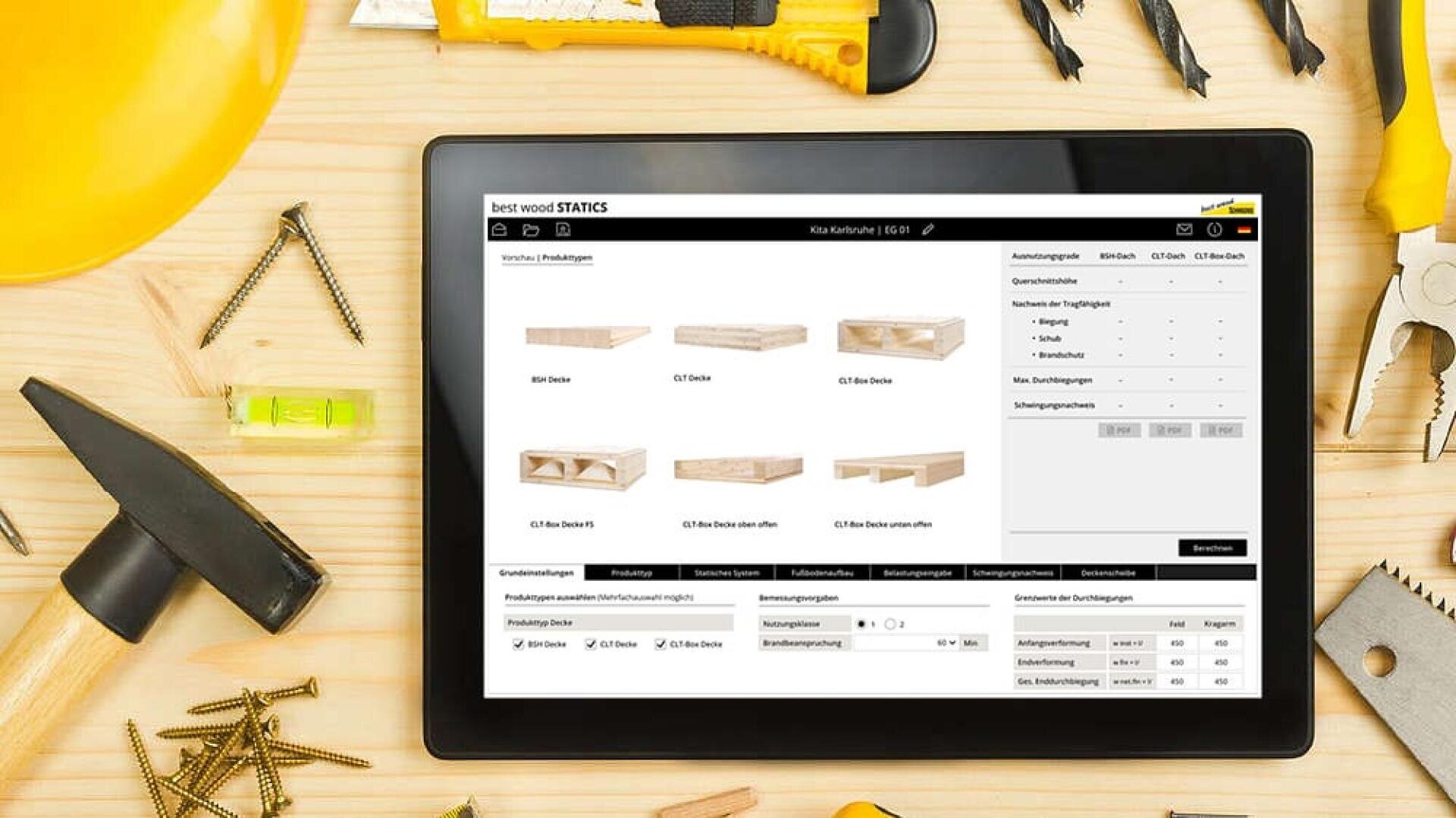Auf einer hölzernen Oberfläche befindet sich ein Tablet mit einer Schnittstelle zur Auswahl von Holzbearbeitungsprodukten, umgeben von Werkzeugen wie einem Hammer, einer Zange, einem Maßband, einem Schraubenzieher und einem gelben Schutzhelm.