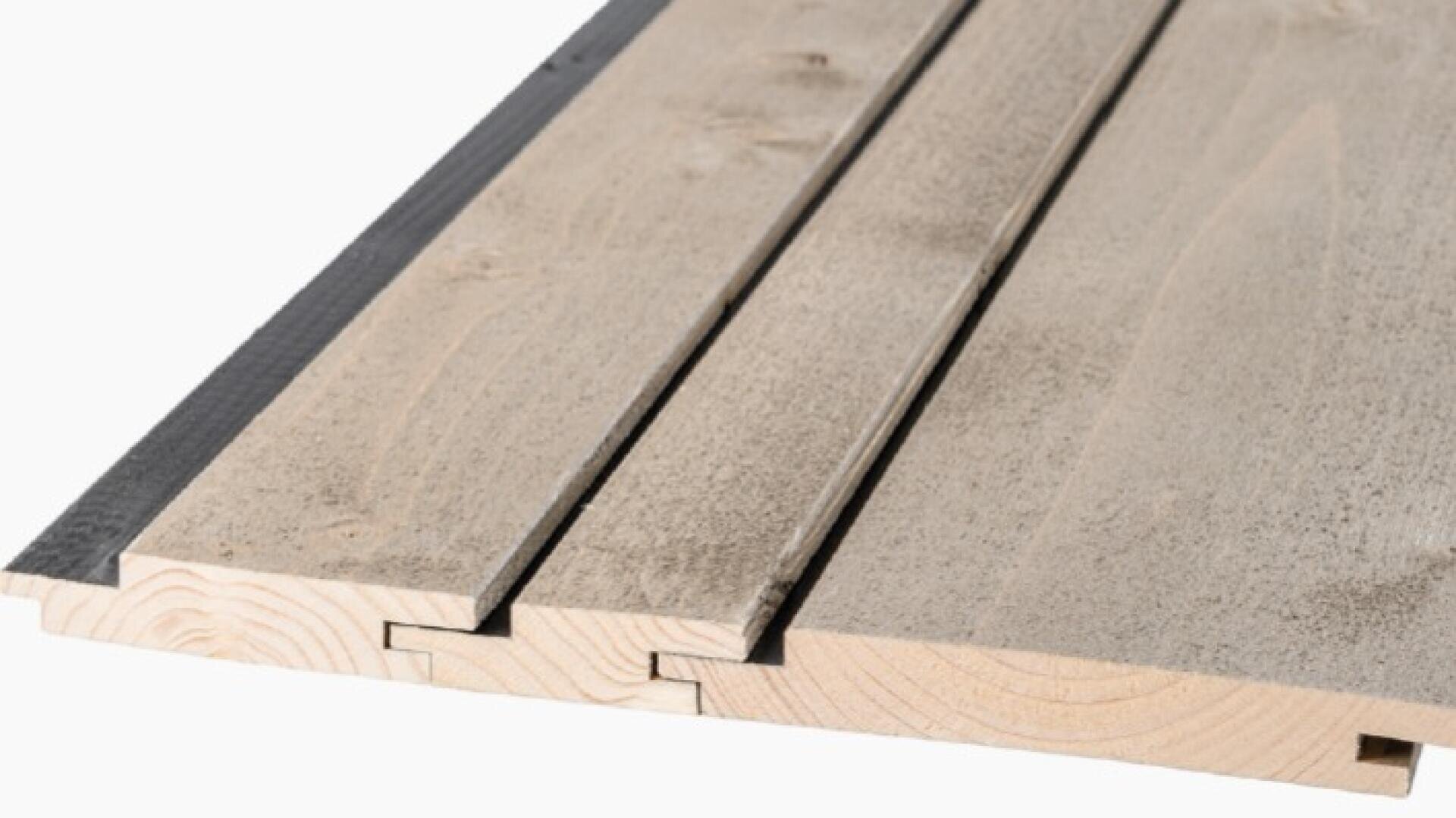 Drei hellbraune Holzbretter mit Nut- und Federkanten sind nebeneinander auf weißem Hintergrund abgebildet. Auf der linken Seite steht in fetten schwarzen Buchstaben der Text "Kontrastline Patina Trio".