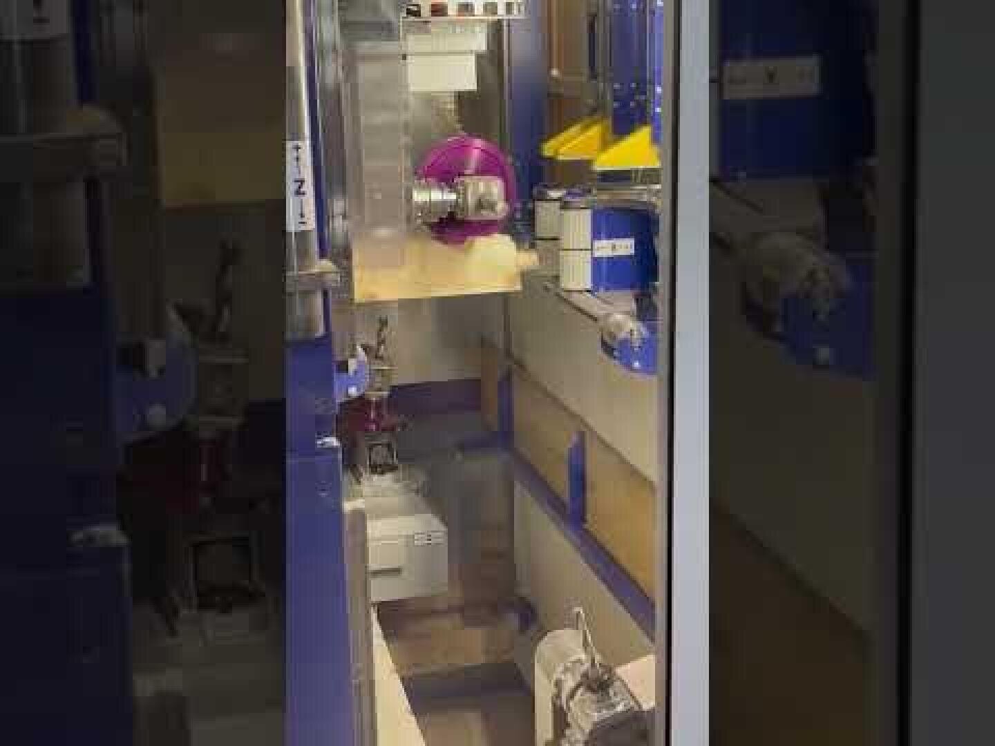 Durch die Mehrkanaltechnik entfällt ein Werkzeugwechsel während dem Prozess, wodurch sich die Ausführungszeiten massiv verkürzen. Sämtliche Dreh- und Schwenkachsen sind interpolierfähig. Hat ein Bearbeitungskopf seine Arbeit beendet, fährt bereits der nächste Kopf zum Werkstück, um fortzufahren