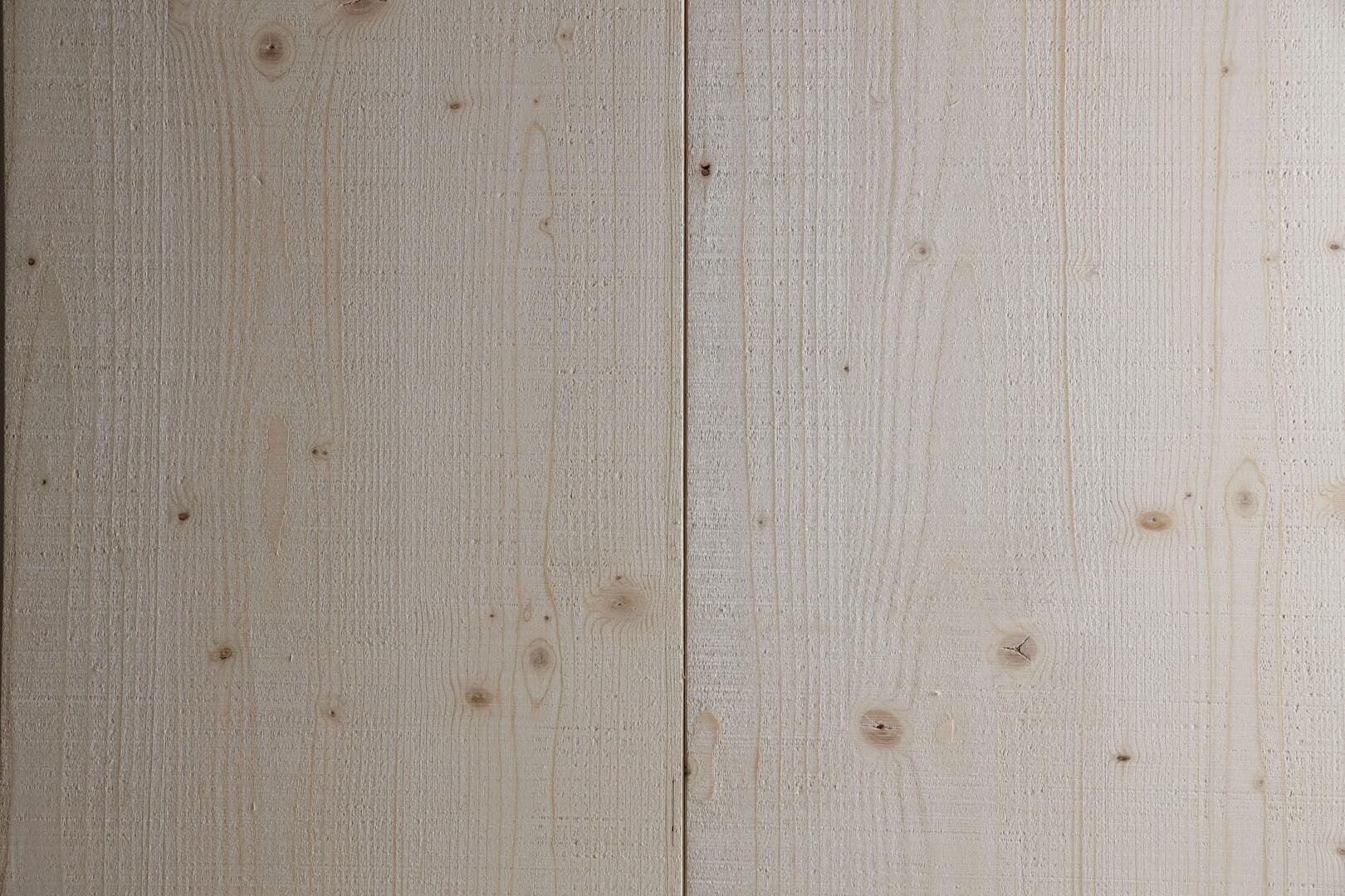 Helle Holzbretter mit einer vertikalen Fuge in der Mitte, die eine natürliche Maserung und kleine Äste auf der gesamten Oberfläche aufweisen. Die Textur ist glatt und die Holzfasern sind sichtbar.