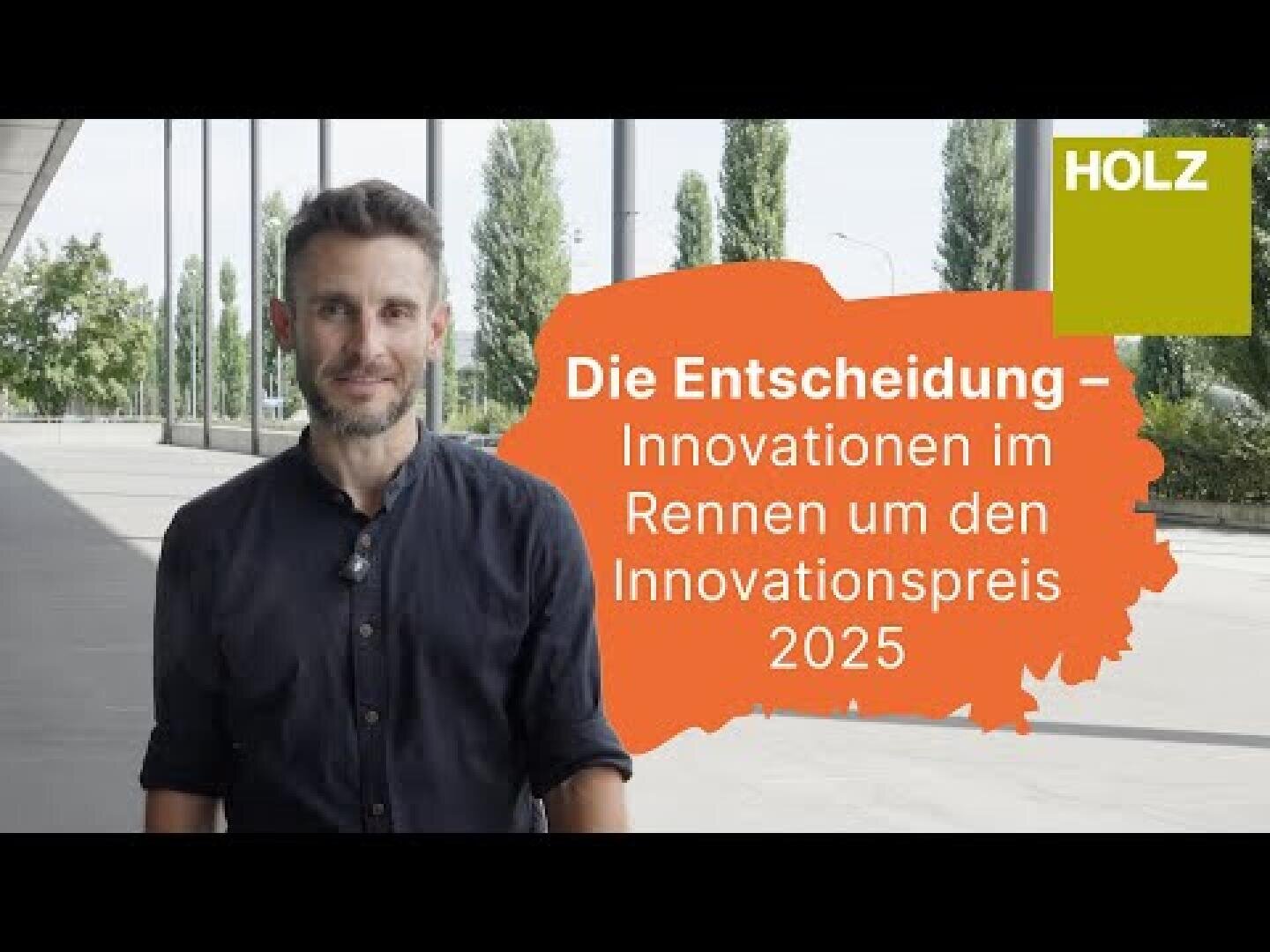 Ein Mann steht im Freien in der Nähe eines modernen Gebäudes. Der Text auf Deutsch lautet: Die Entscheidung - Innovationen im Rennen um den Innovationspreis 2025. In der rechten oberen Ecke befindet sich ein grünes Quadrat mit HOLZ.