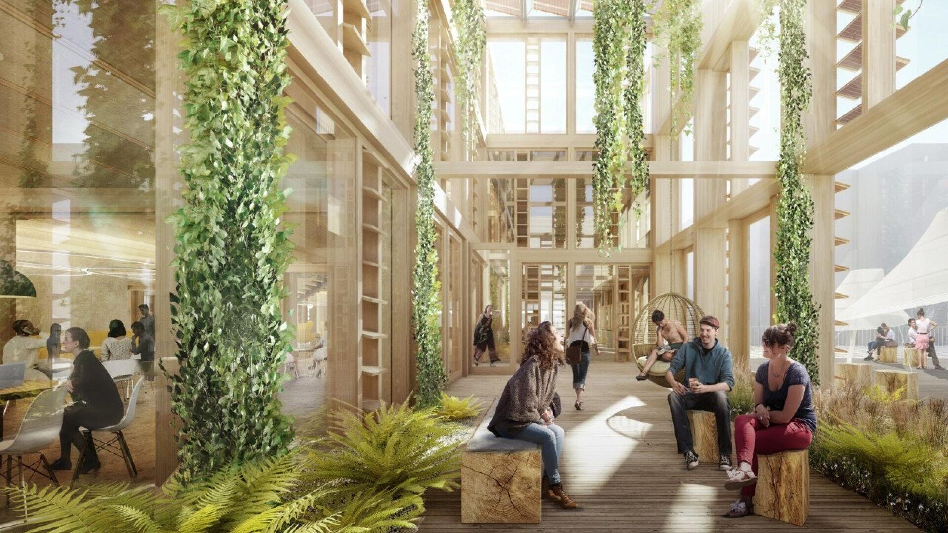 Les gens s'assoient et discutent dans un espace intérieur lumineux et spacieux, doté de grandes fenêtres, de poutres en bois et de plantes suspendues luxuriantes, créant ainsi une atmosphère moderne et naturelle. Certaines personnes se promènent ou se détendent à l'arrière-plan.