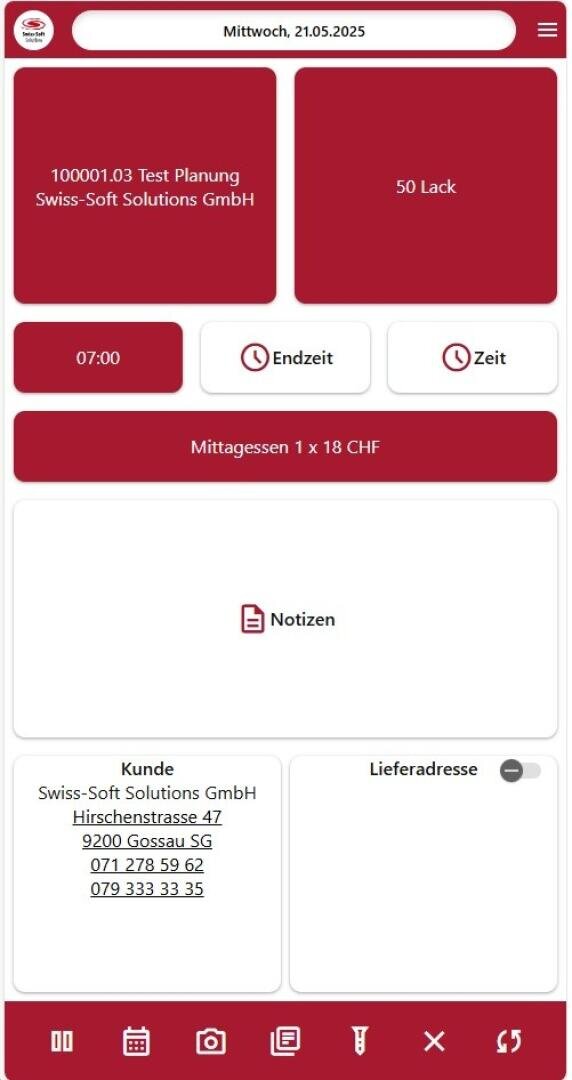 Ein Screenshot einer Terminplanungs- oder Arbeitsmanagement-App, die eine Aufgabe mit Kundendetails, Zeiteingabefeldern, einer roten Endzeit-Schaltfläche, einem Notizenbereich und der Kundenadresse für die Swiss-Soft Solutions GmbH anzeigt.