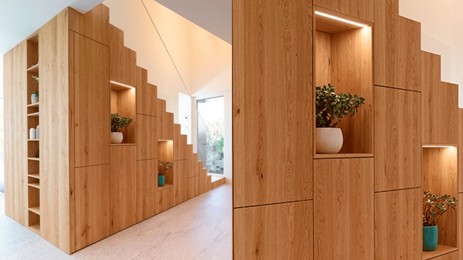 Eine moderne Holztreppe mit eingebauten Regalen und beleuchteten Nischen, von denen einige mit Topfpflanzen bestückt sind, verbindet Stauraum und Design in einem hellen Flur mit Tageslicht.