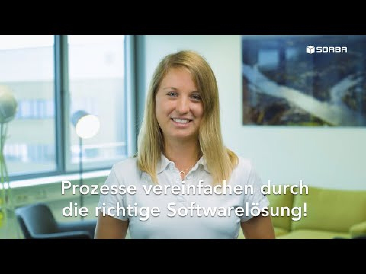 Eine Frau mit blonden Haaren lächelt in einer Büroumgebung in die Kamera. Der Text auf Deutsch lautet: Prozesse vereinfachen durch die richtige Softwarelösung! In der oberen rechten Ecke erscheint ein SORBA-Logo.