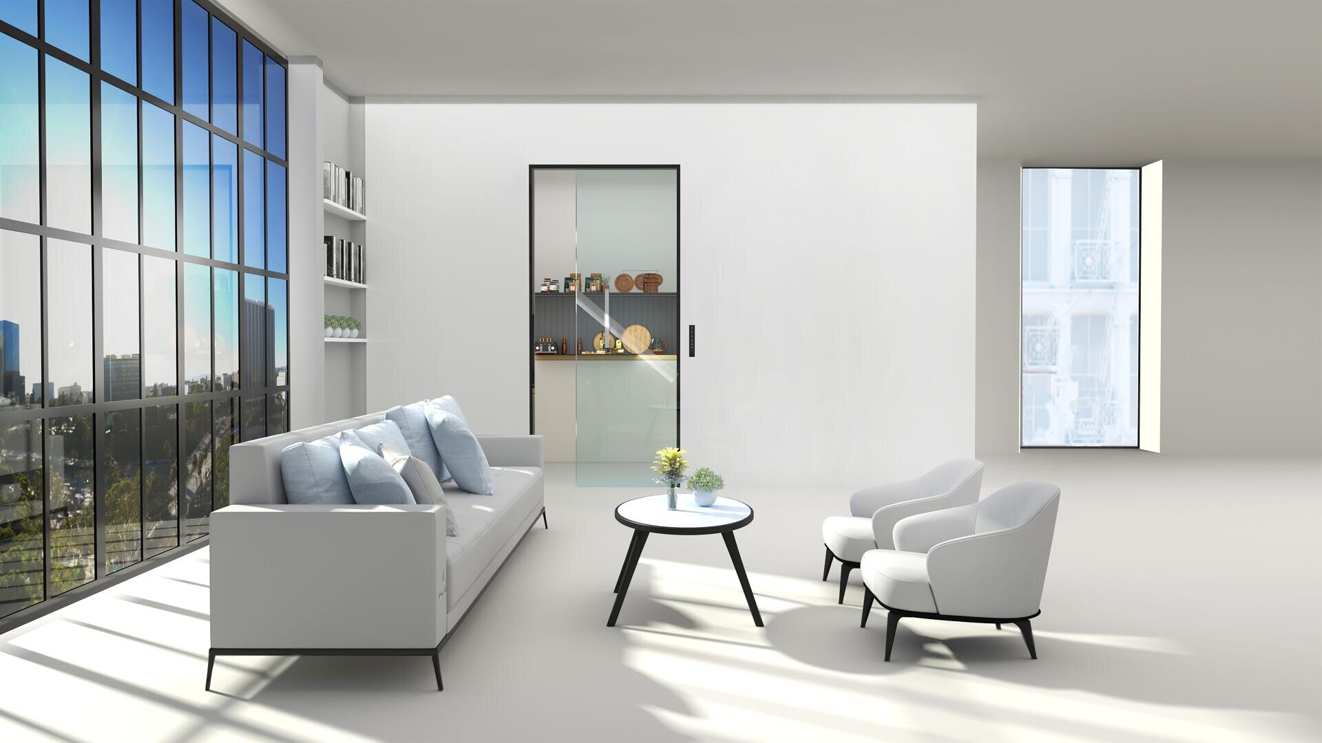 Ein modernes, minimalistisches Wohnzimmer mit großen, raumhohen Fenstern, einem weißen Sofa, zwei weißen Sesseln und einem runden Couchtisch mit Blumen. Das Sonnenlicht erhellt den offenen, luftigen Raum, der mit eingebauten Regalen und Dekoration ausgestattet ist.