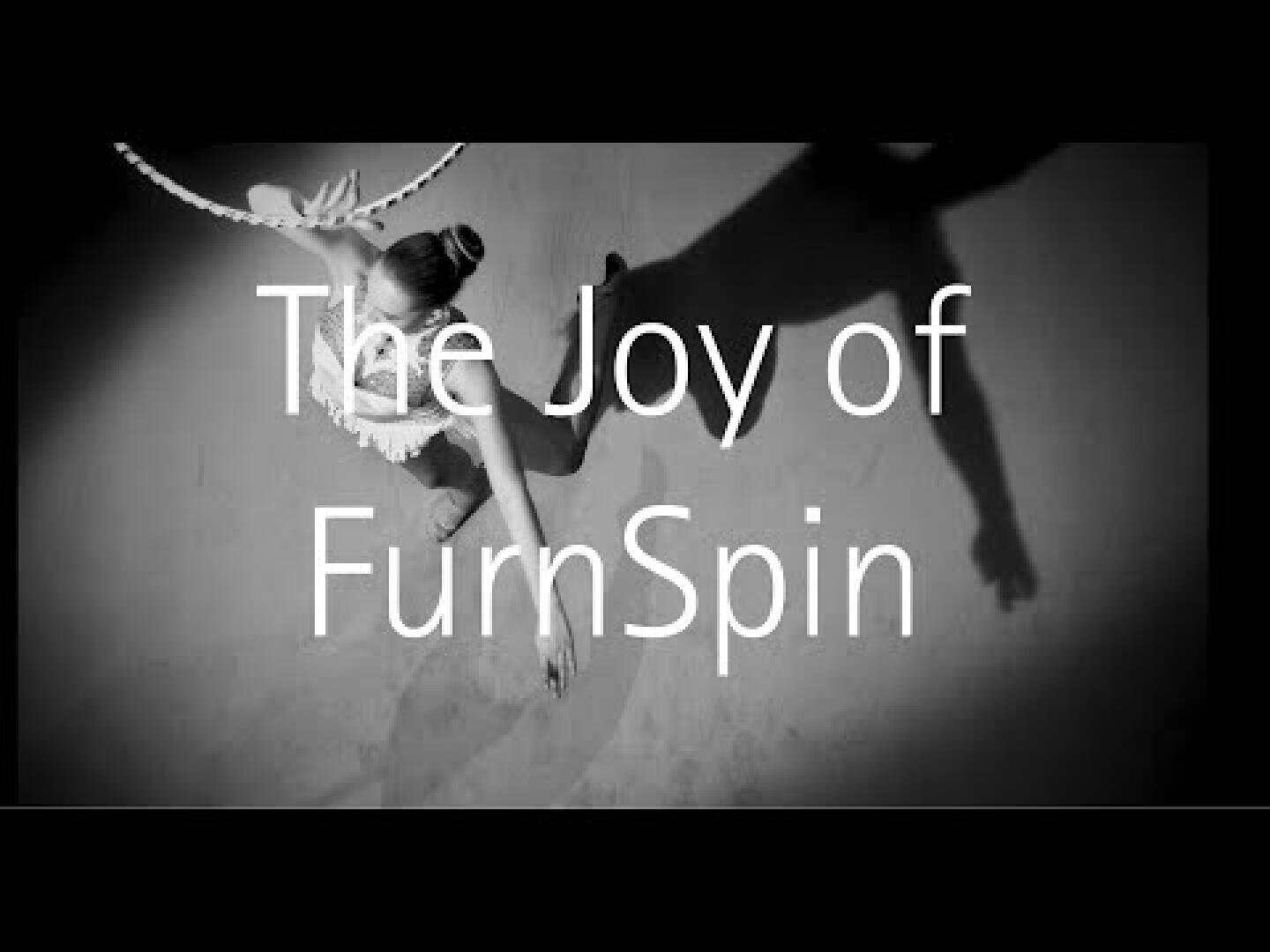 Ein Schwarz-Weiß-Bild zeigt eine Tänzerin in einem Tutu, von oben aufgenommen, mit einem ausgestreckten Arm und einem Schatten auf dem Boden. Ein großer Text über dem Bild lautet: "The Joy of FurnSpin".
