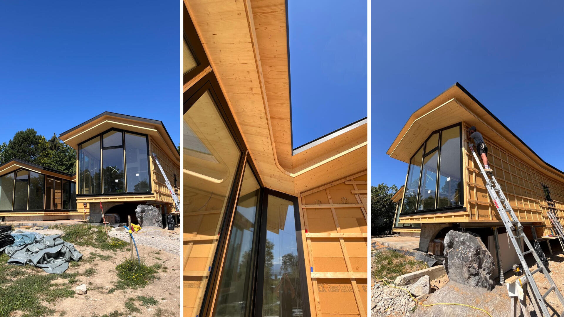 Drei Fotos zeigen ein im Bau befindliches modernes Haus mit großen Glasfenstern, Holzrahmen und freiliegenden Balken auf einem felsigen, grasbewachsenen Grundstück unter einem klaren blauen Himmel. Ein Arbeiter steht auf einer Leiter und bringt Verkleidungen an.