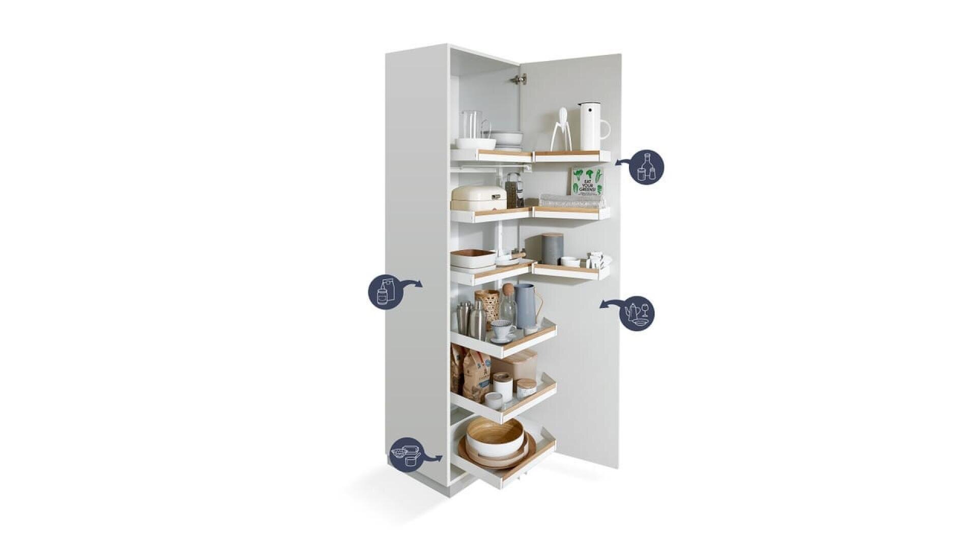 Un grand meuble de cuisine blanc avec des portes ouvertes révèle des étagères organisées contenant divers articles de cuisine, notamment des plats, des bols, des tasses, une bouilloire et des pichets. Des icônes bleues indiquent les éléments de rangement accessibles.