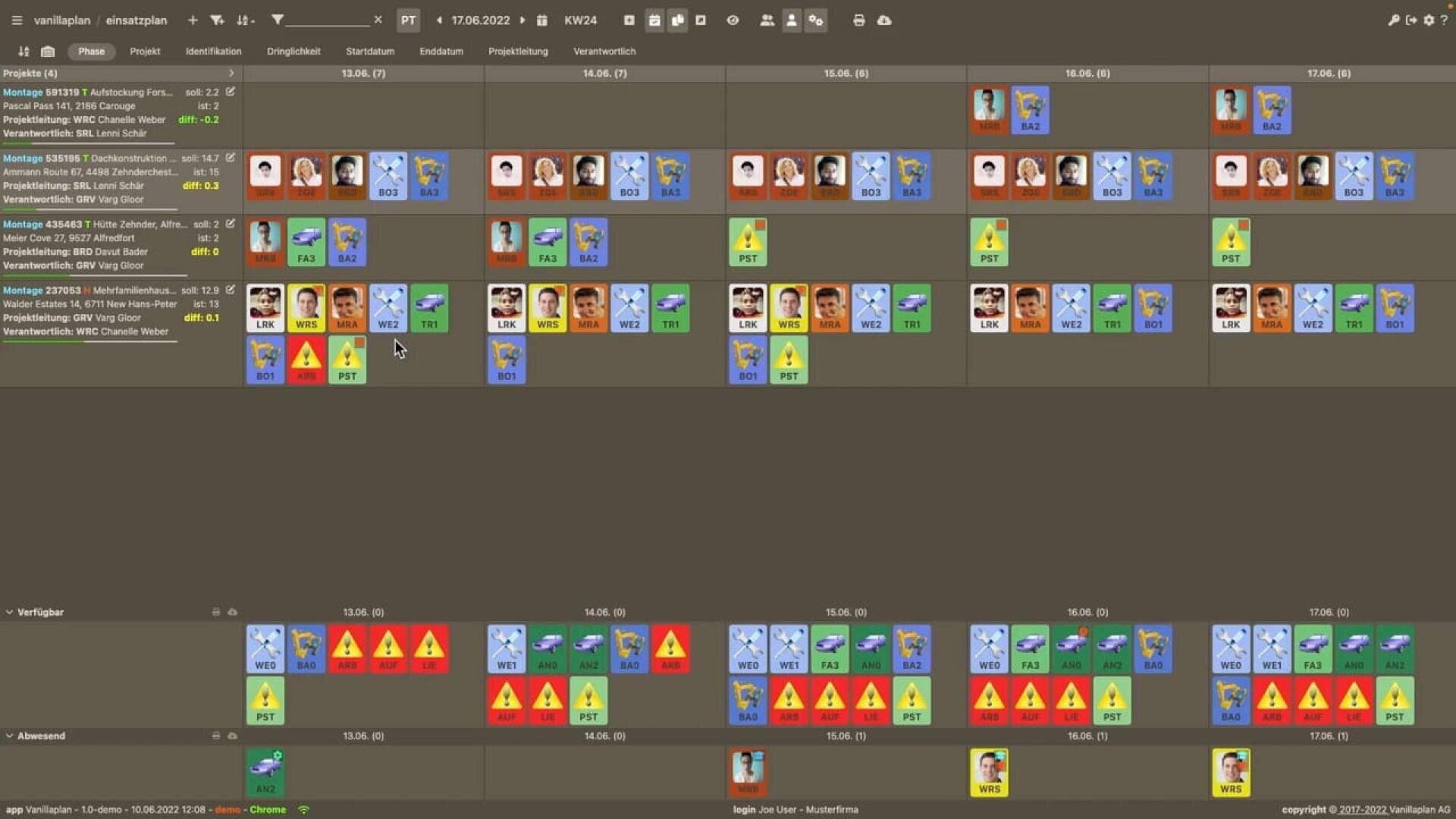 Une interface numérique affiche un emploi du temps avec des lignes et des colonnes montrant diverses icônes colorées, des triangles d'avertissement et des avatars de dessins animés. Le schéma semble représenter des missions ou des tâches pour plusieurs personnes sur plusieurs jours.