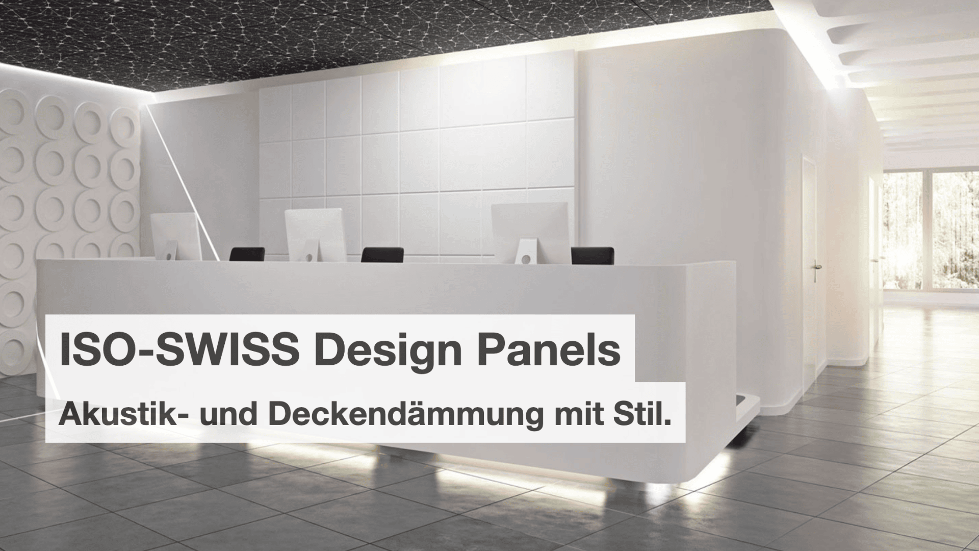 Ein moderner, weißer Empfangsbereich mit eleganten Design-Paneelen, zwei Computermonitoren auf einem gebogenen Schreibtisch und geometrischen Mustern an Wänden und Decke. Der Text lautet: "ISO-SWISS Design Panels, Akustik- und Deckendämmung mit Stil".