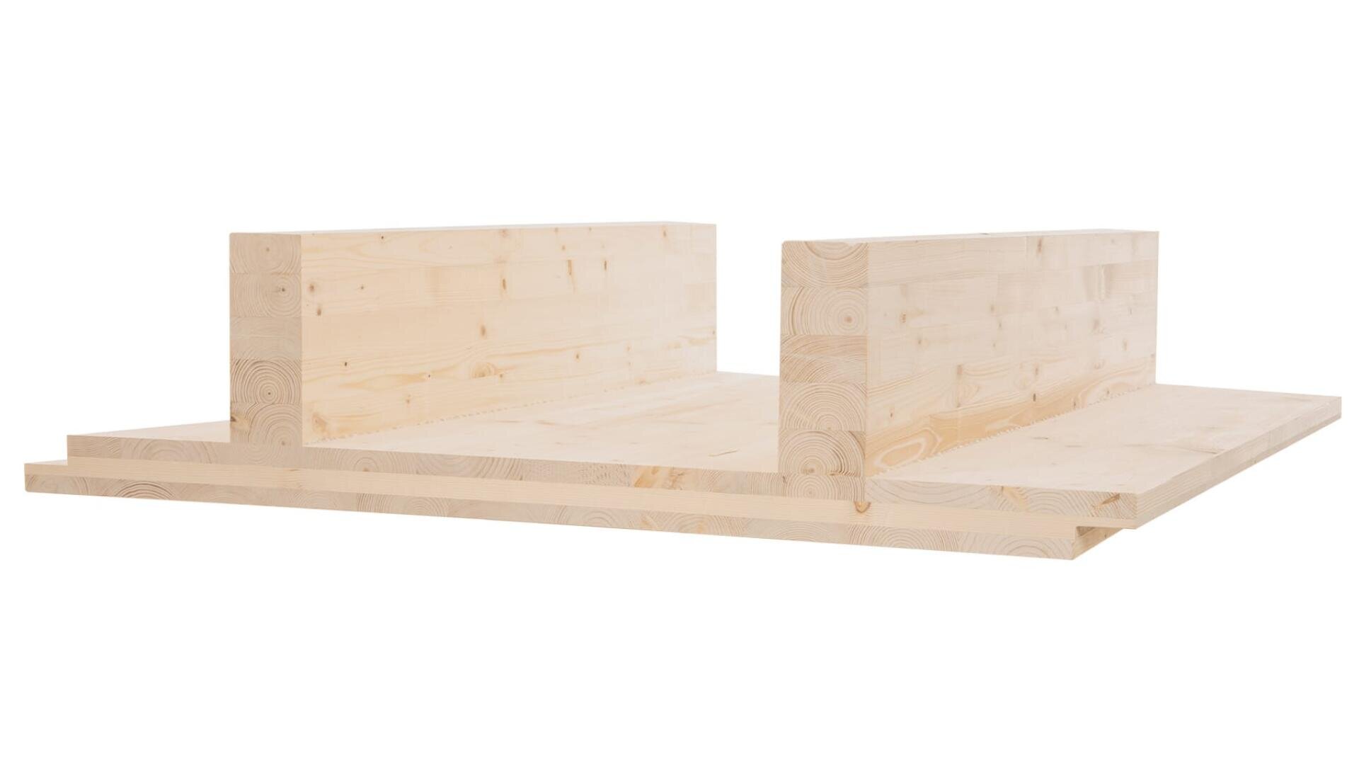 Vier dicke, rechteckige Platten aus hellem Holz sind in einem versetzten, ineinander greifenden Muster auf weißem Hintergrund angeordnet.