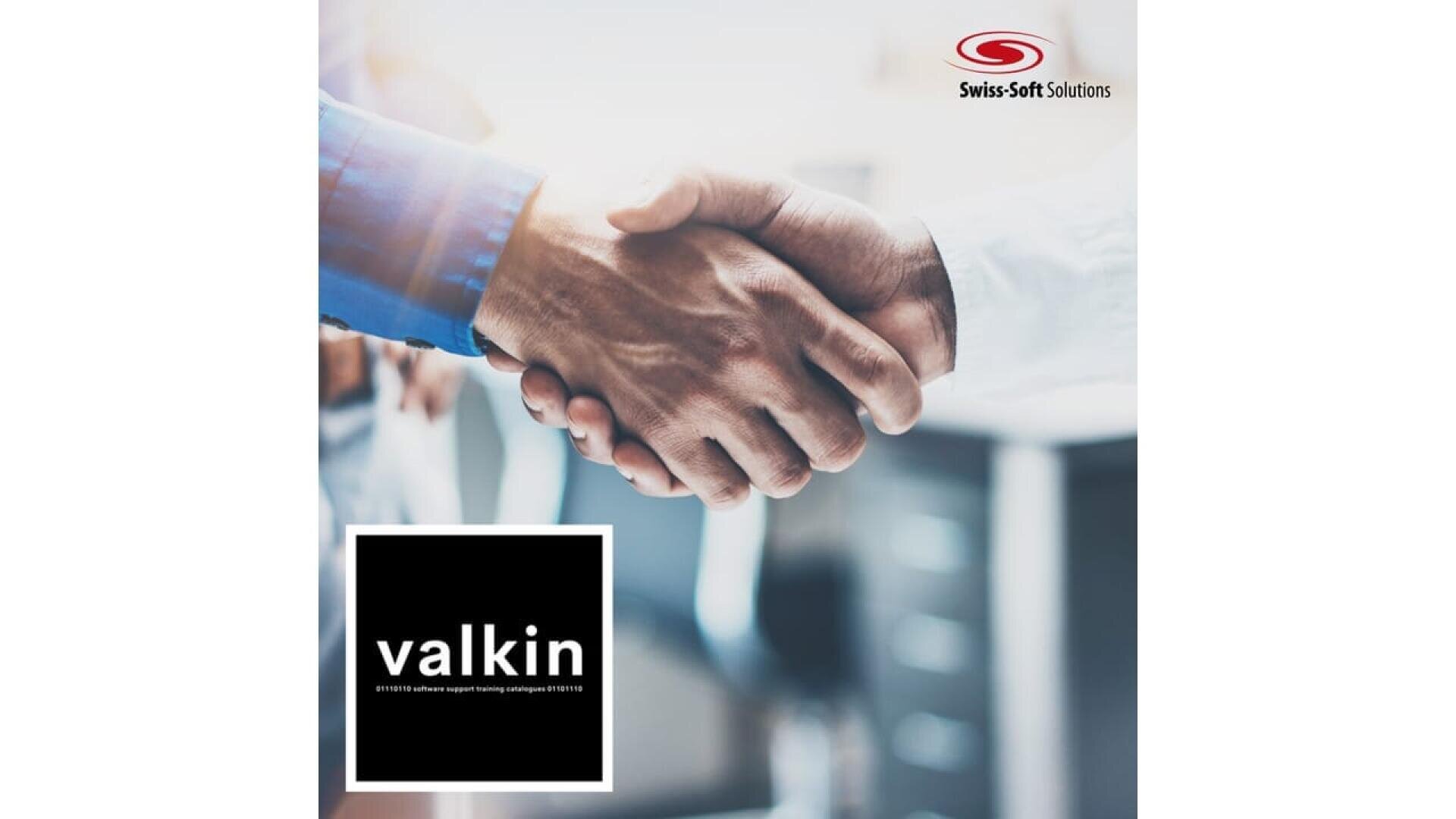 Deux personnes se serrant la main dans un bureau lumineux. Le logo de Swiss-Soft Solutions apparaît en haut à droite et un carré noir avec le mot "valkin" se trouve en bas à gauche.