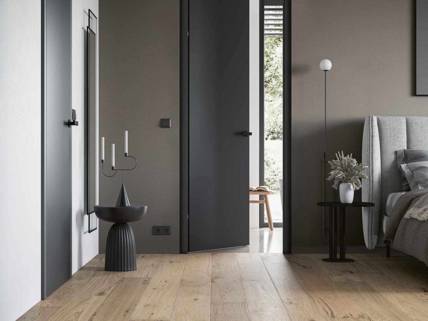 Minimalistisches Schlafzimmer mit hellem Holzboden, grauem Bett, schwarzem Beistelltisch mit Vase, hohem Spiegel, modernem schwarzen Kerzenständer und einer offenen schwarzen Tür, die zu einem hellen Raum führt, von dem aus ein Stuhl zu sehen ist.