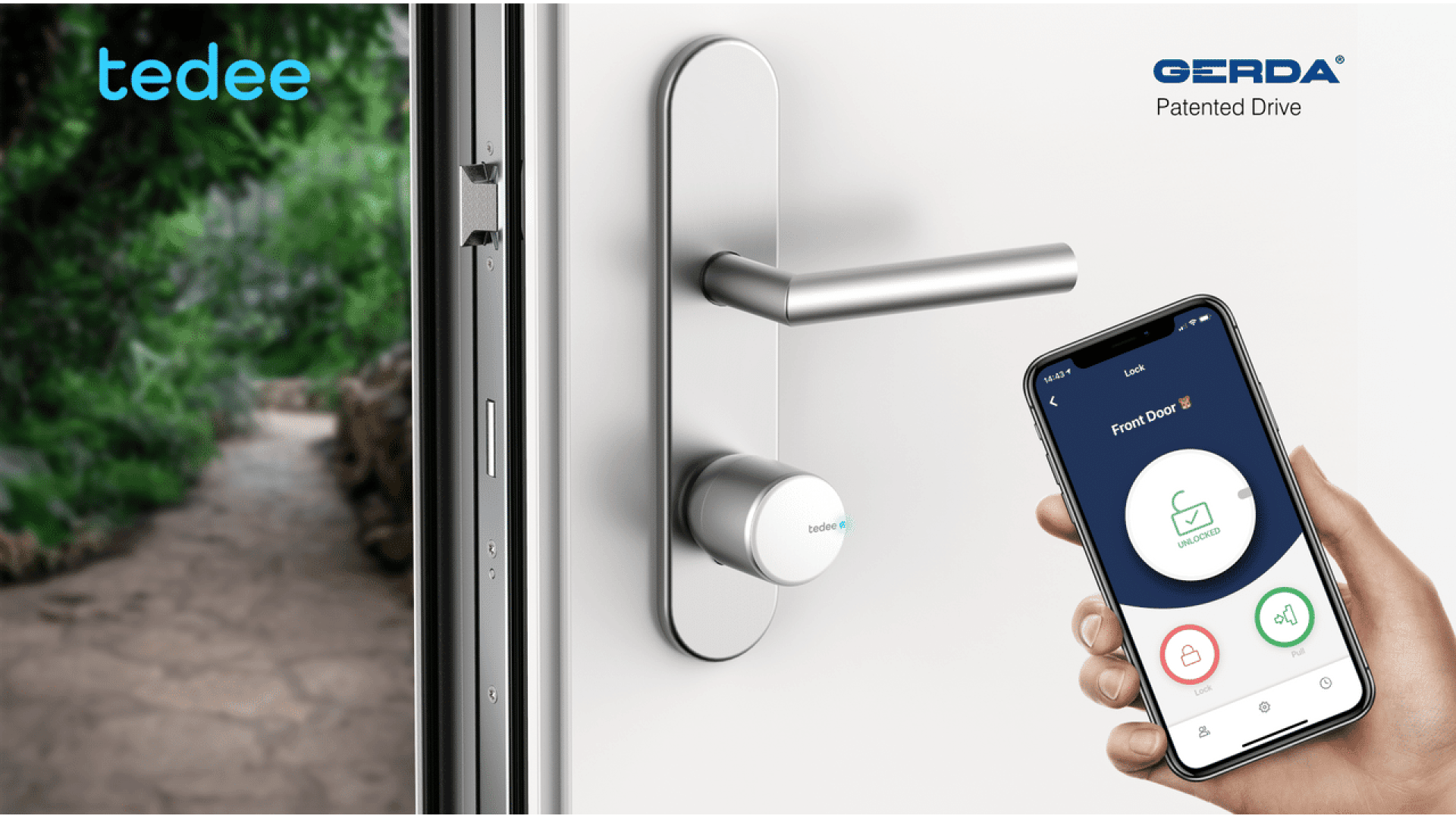 Une main tient un smartphone près d'une serrure de porte moderne. L'écran du téléphone affiche une interface d'application pour contrôler la serrure. La scène suggère une technologie de sécurité domestique intelligente. Les logos Tedee et GERDA Patented Drive sont visibles.