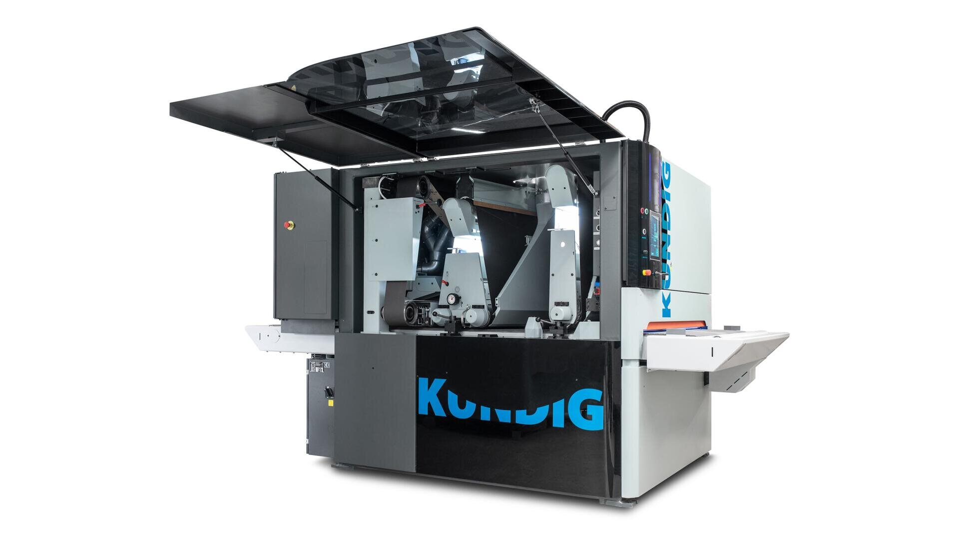 Große Industrie-Schleifmaschine mit offenen Paneelen, die den Blick auf die innenliegenden Schleifbänder und mechanischen Komponenten freigeben, mit der Aufschrift KÜNDIG auf der Vorderseite, die für die Holzbearbeitung oder Materialveredelung verwendet wird.