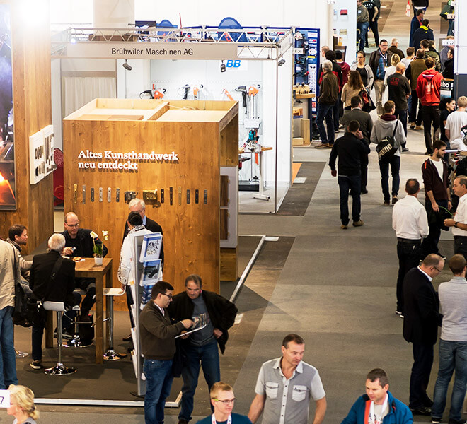 Visiteurs dans les halls d'exposition du salon HOLZ.