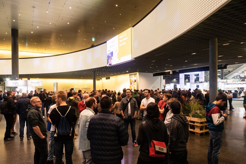 Visiteurs du salon à l'entrée de la halle 1, Holz Messe Basel.