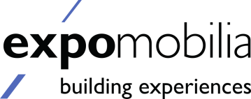 Logo für Expomobilia mit dem Slogan „Building Experiences“. Der Text ist schwarz, mit zwei diagonalen blauen Linien über dem e und unter dem b.