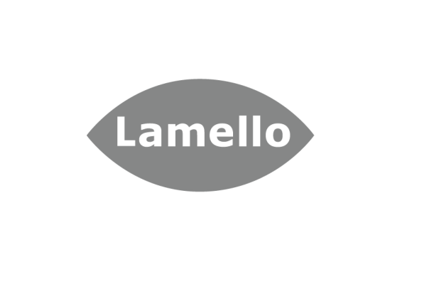 Ein graues, mandelförmiges Logo mit dem Wort Lamello in fetten weißen Buchstaben in der Mitte, vor einem schlichten hellgrauen Hintergrund.