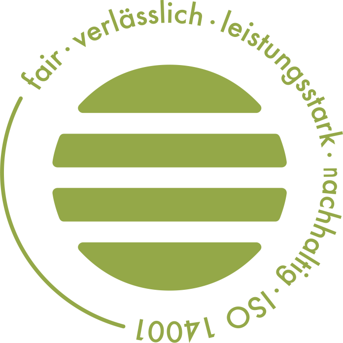 Ein grünes, kreisförmiges Logo mit waagerechten Balken im Inneren und deutschen Wörtern rundherum: fair - verlässlich - leistungsstark - nachhaltig - ISO 14001, d.h. fair, zuverlässig, leistungsstark, nachhaltig - ISO 14001.