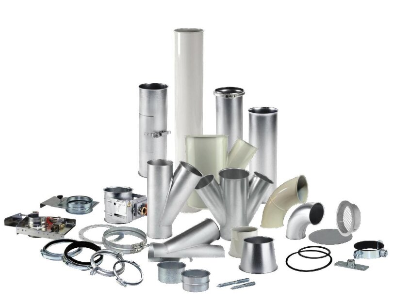 Verschiedene Komponenten von HVAC-Kan&auml;len, einschlie&szlig;lich Metallrohren, B&ouml;gen, Verbindern, Schellen, Entl&uuml;ftungsabdeckungen und Fittings, angeordnet auf einem wei&szlig;en Hintergrund.