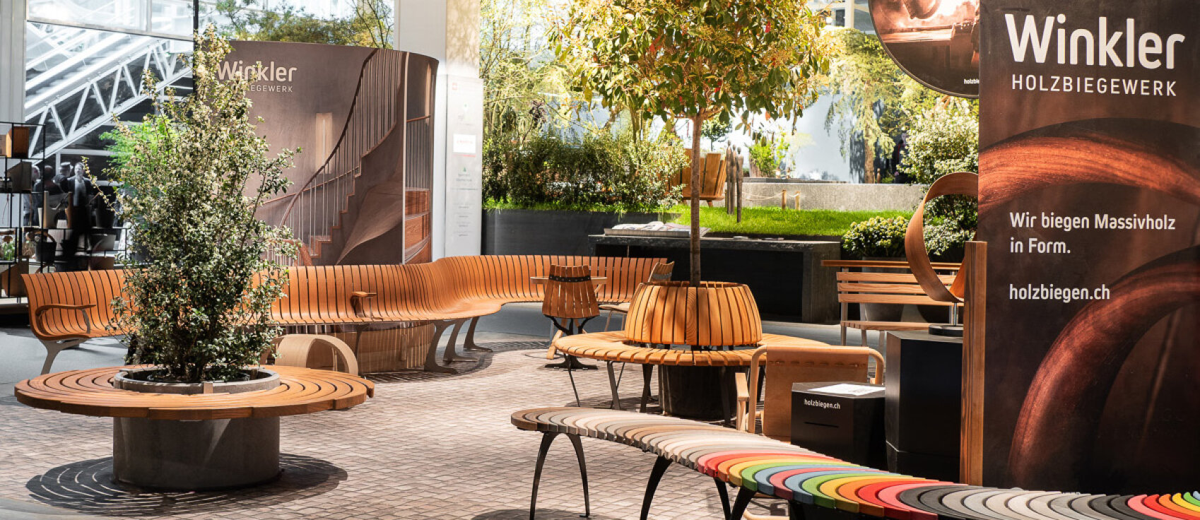 Des bancs circulaires à perte de vue