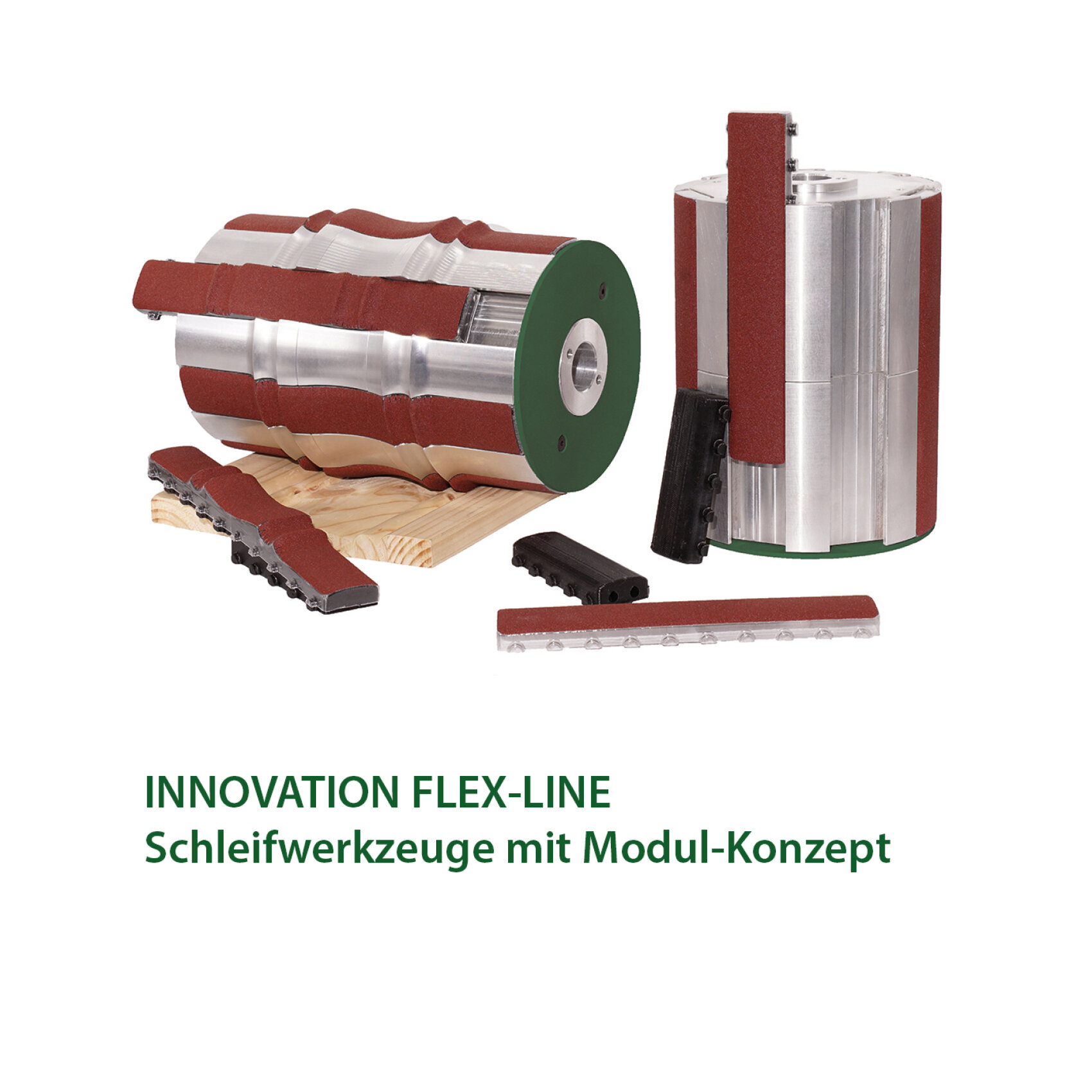 Zwei große zylindrische Schleifwerkzeuge mit roten Schleifstreifen, ein Holzbrett mit Schleifspuren und mehrere kleinere modulare Schleifkomponenten, dargestellt auf weißem Hintergrund. Der Text darunter lautet: INNOVATION FLEX-LINE Schleifwerkzeuge mit Modul-Konzept.